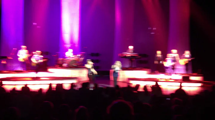 April Beck singing with Kelly Clarkson