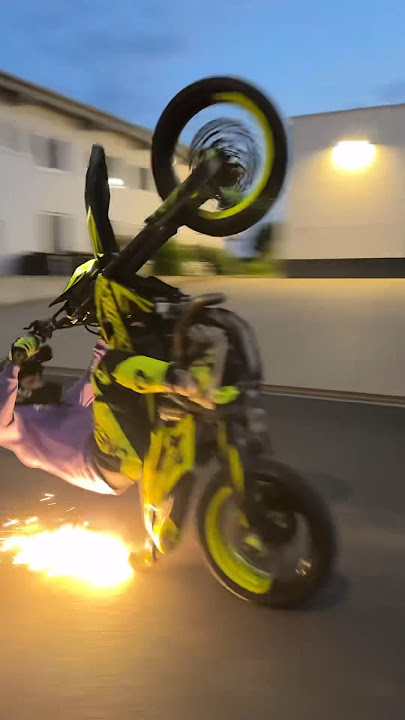 The best feetsliders from @moltencOre #motorcycle #wheelie #stunts #supermoto #moto #stuntriding