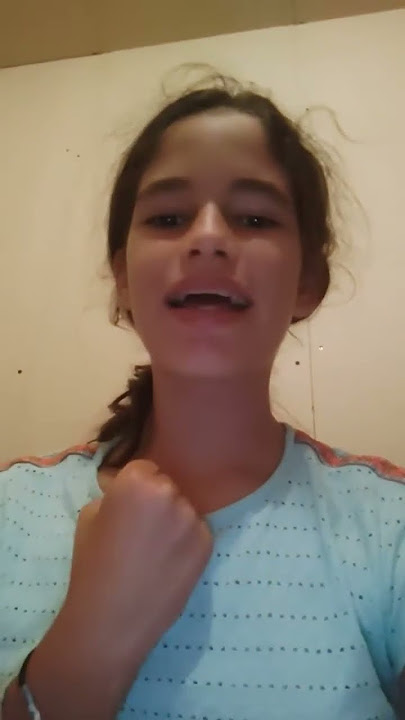 la petite fille qui est excitée pour sa soirée pyjama