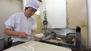 丸八蒲鉾　天ぷらを揚げています｜ミナイチ　ICHIBA-KOBEプロジェクト
