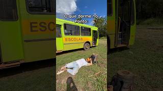 Tipos de aluno esperando o ônibus escolar