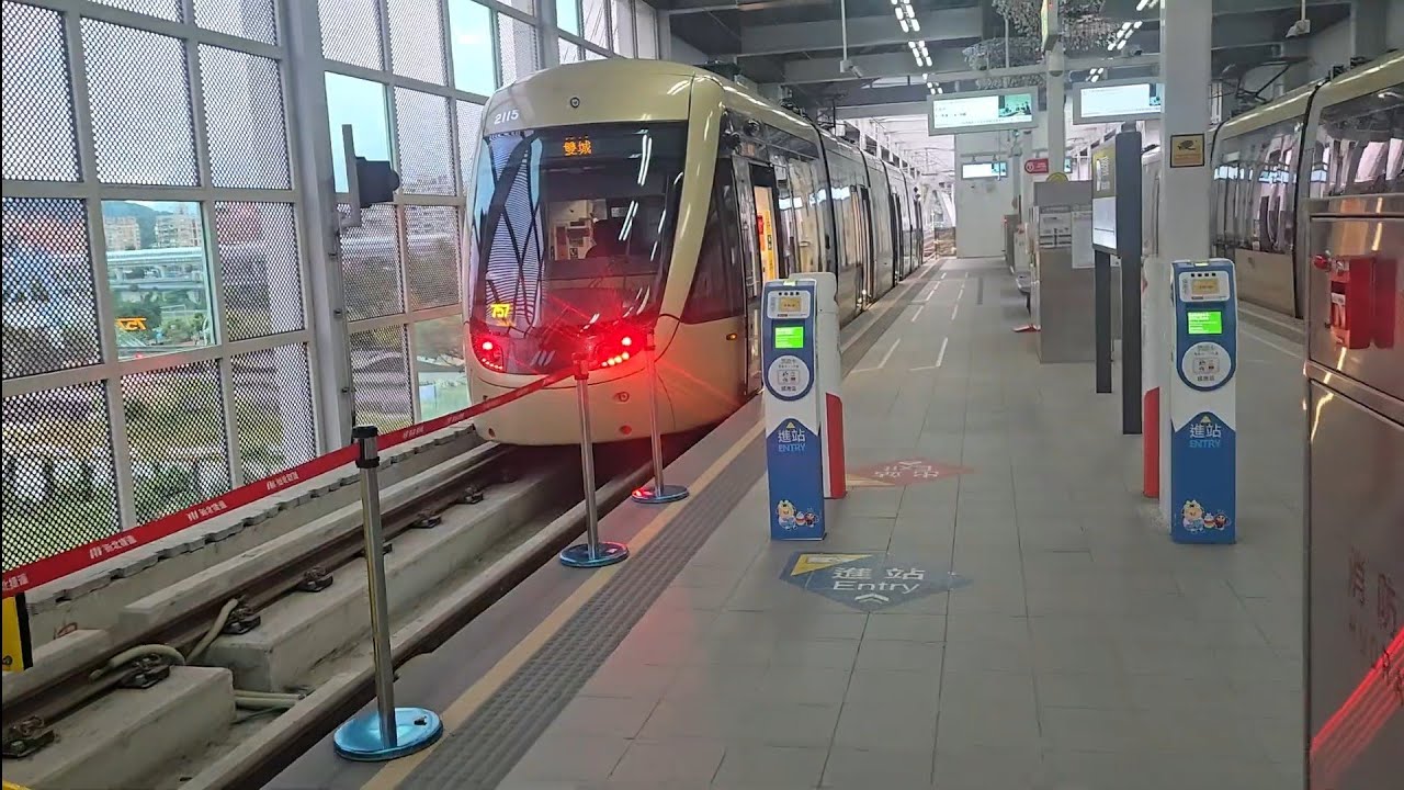 757次開往雙城的車號211五輛一編組光耀金輕軌捷運列車，和停靠一列車號202五輛一編組光耀金輕軌捷運列車