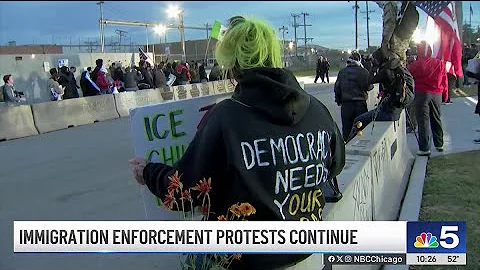 Feds deploy tear gas in Chicago's Irving Park neighborhood during protest