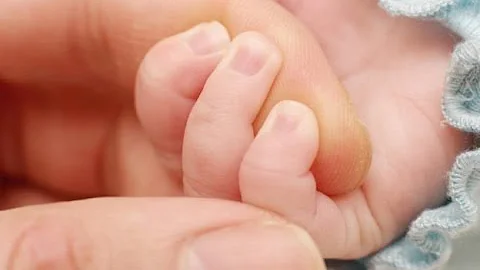 ¿Por qué los bebés nacen con un dedo de más?