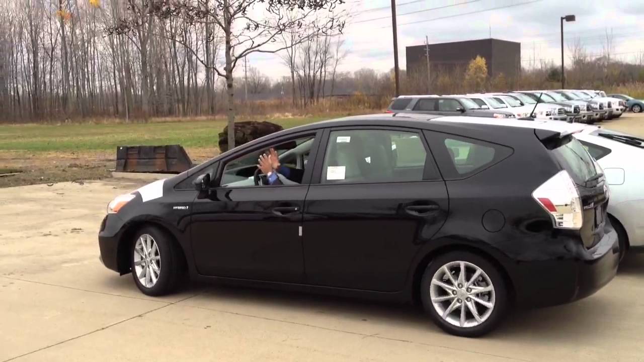 2012 Toyota Prius V: The Parallel Parking Feature of the 2012 Prius V