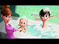 Bañándose con tu nuevo hermano bebé | Un jefe en pañales | Clip en Español