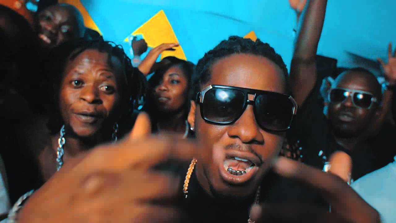 Watch MAAHLOX LE VIBEUR - Ça Sort Comme Ça Sort (Clip Officiel) on YouTube