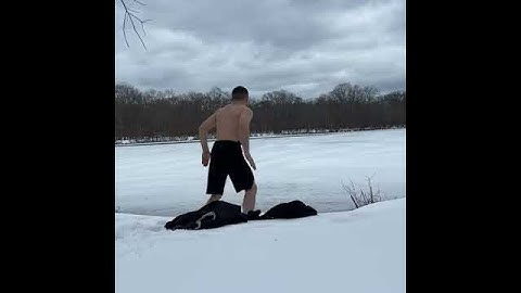 Боец UFC Мераб Двалишвили разбил голову, нырнув в прорубь