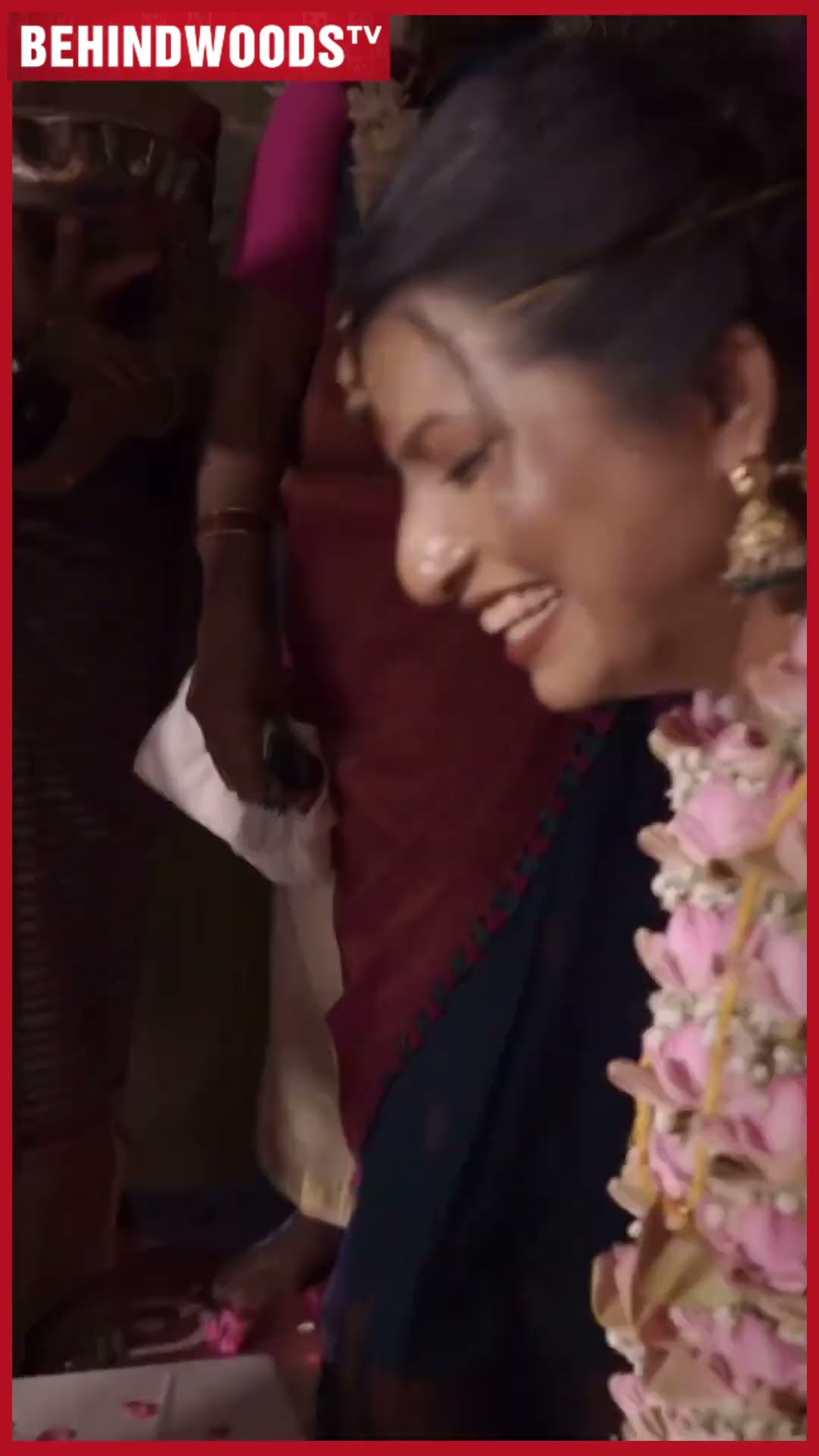 'நீ மட்டும்தான் கால்ல விழணுமா..?' ? சொந்தக்காரங்க மத்தியில மனைவியை விட்டு கொடுக்காத மாப்ள