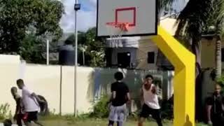 Discapacitado con un solo brazo Duró jugando basketball