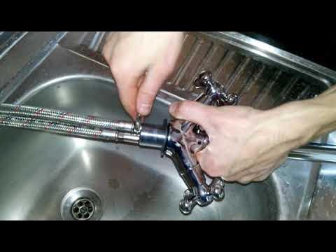 Установка смесителя на кухню видео. Меняем смеситель на кухне. Установка смесителя на кухне. Смеситель с гайкой снизу. Установка смесителя на кухню видео.