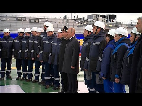 Путин принял участие в церемонии поднятии флага на ледоколе «Виктор Черномырдин»
