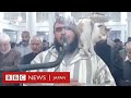 ラマダンの礼拝にネコが乱入 導師の肩に乗り