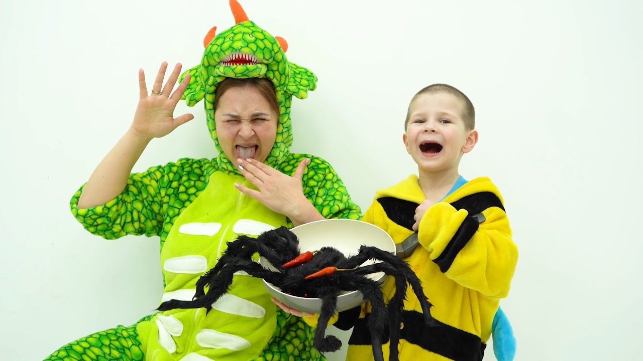 Ребенок работает в ресторане и жарит паука на сковороде