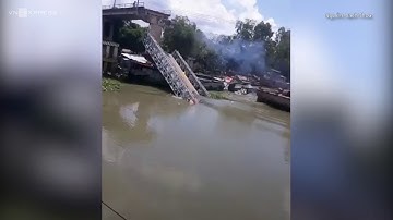 Cần cẩu gãy đôi khi vớt xe tải trong vụ sập cầu ở Đồng Tháp