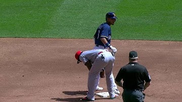 CIN@MIL: Phillips leaves the game with an injury