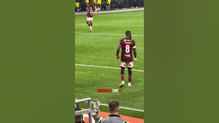Gerson discutindo com Hugo Souza, goleiro, ex-Flamengo, fazendo cera no jogo.