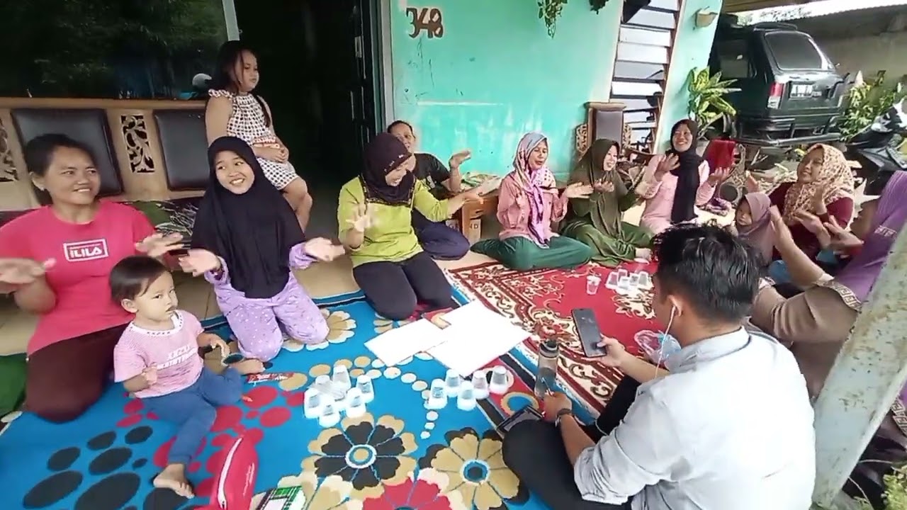 Moment latihan Bina Keluarga Remaja (BKR) persiapan lomba desa