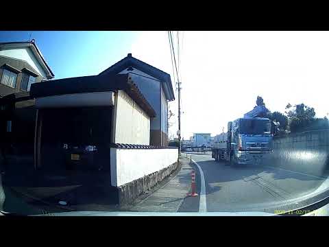 狭い道での大型車とのすれ違い