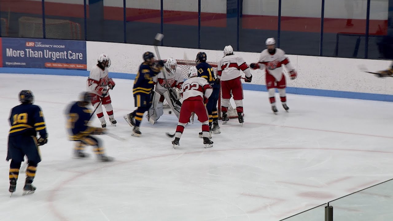 Хоккеисты команды мальчиков из Брека проехали мимо Армстронг-Купера.