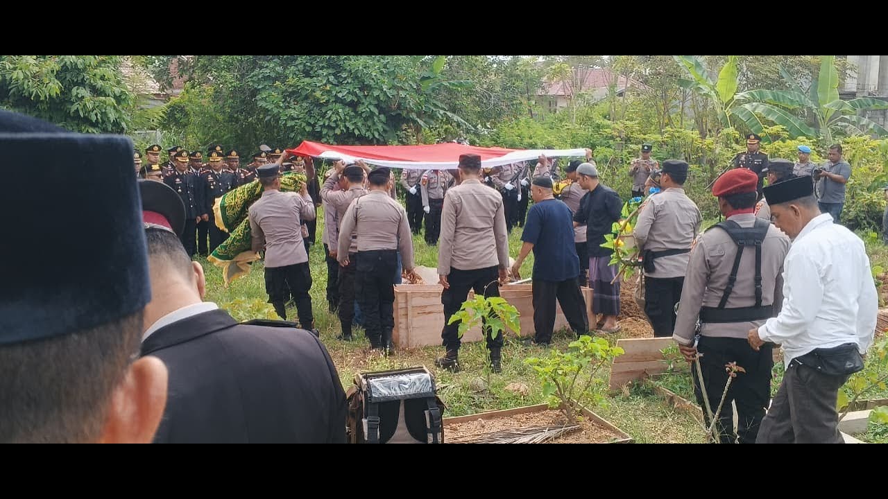 UPACARA PEMAKAMAN AKP ISWANDI KASAT BINMAS POLRES ACEH BARAT