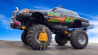 Весёлый Лёва на автошоу каскадёров смотрит на монстр траки и необычные машины Весёлый Лёва на автошоу каскадёров смотрит на монстр траки и необычные машины