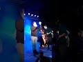 Show solidario junto a Joel y Brian