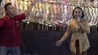 Lali Janjine, Mbak Eka Uget - uget ngrajang kobis.