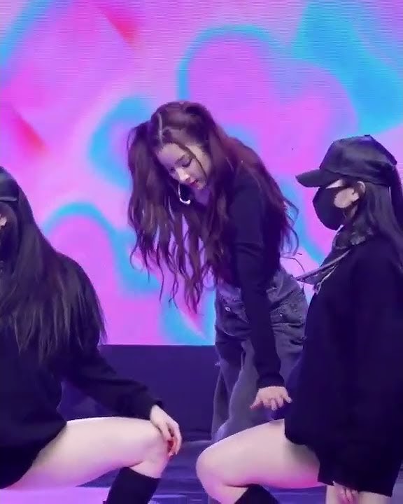 Apink Park Chorong wiping the leg of the backup dancer after she step on it during their performance