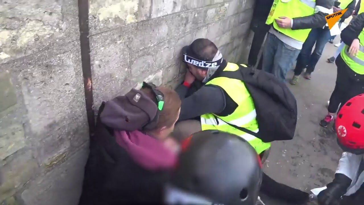 Un Gilet Jaune A Une Main Arrachée Lors De Lacte 13 à Paris