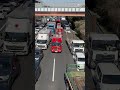【胸を打たれる光景!】通行止めの事故が発生!緊急車両を通すために道を譲る車両