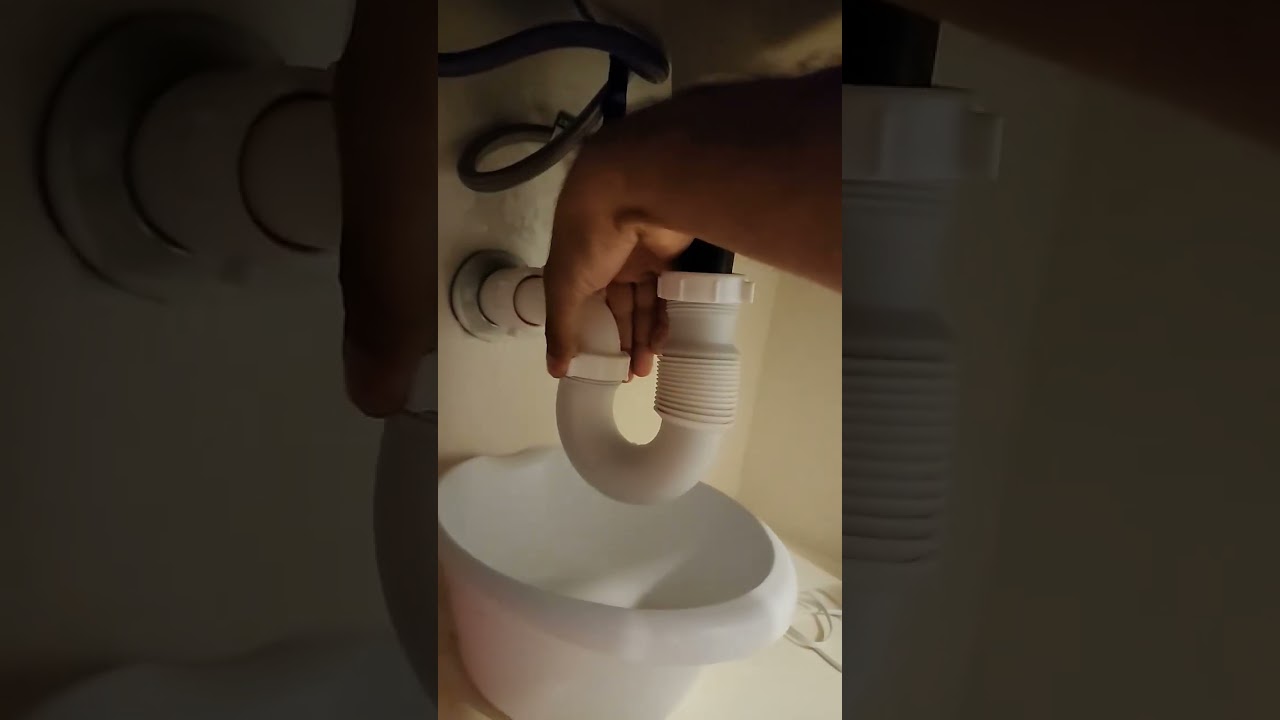 Что делать, если в раковине застряла вода? 