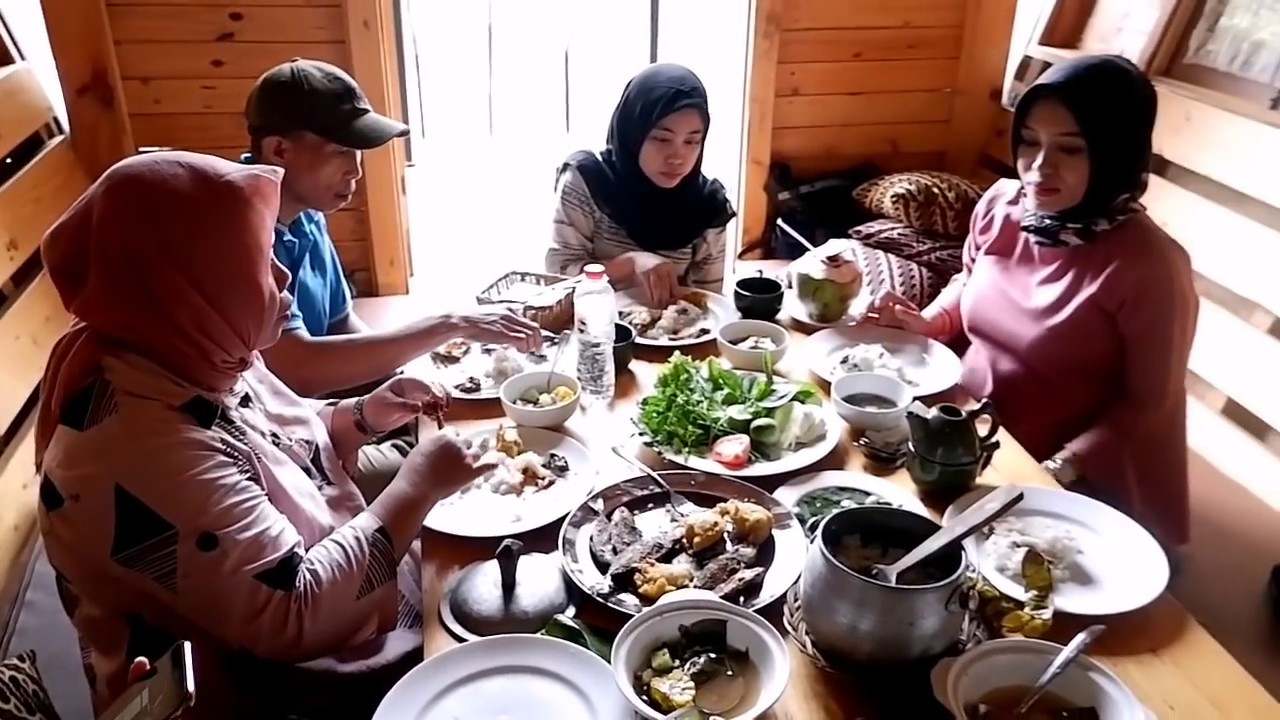 MAKAN DI SAUNG APUNG DUSUN BAMBU BANDUNG 