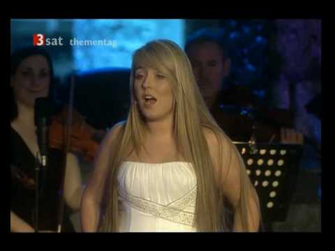 celtic woman walking in the air doovi walking around in women s christmas song