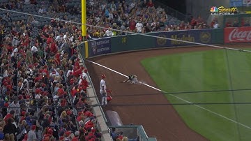 OAK@LAA: Davis makes a great diving catch in left