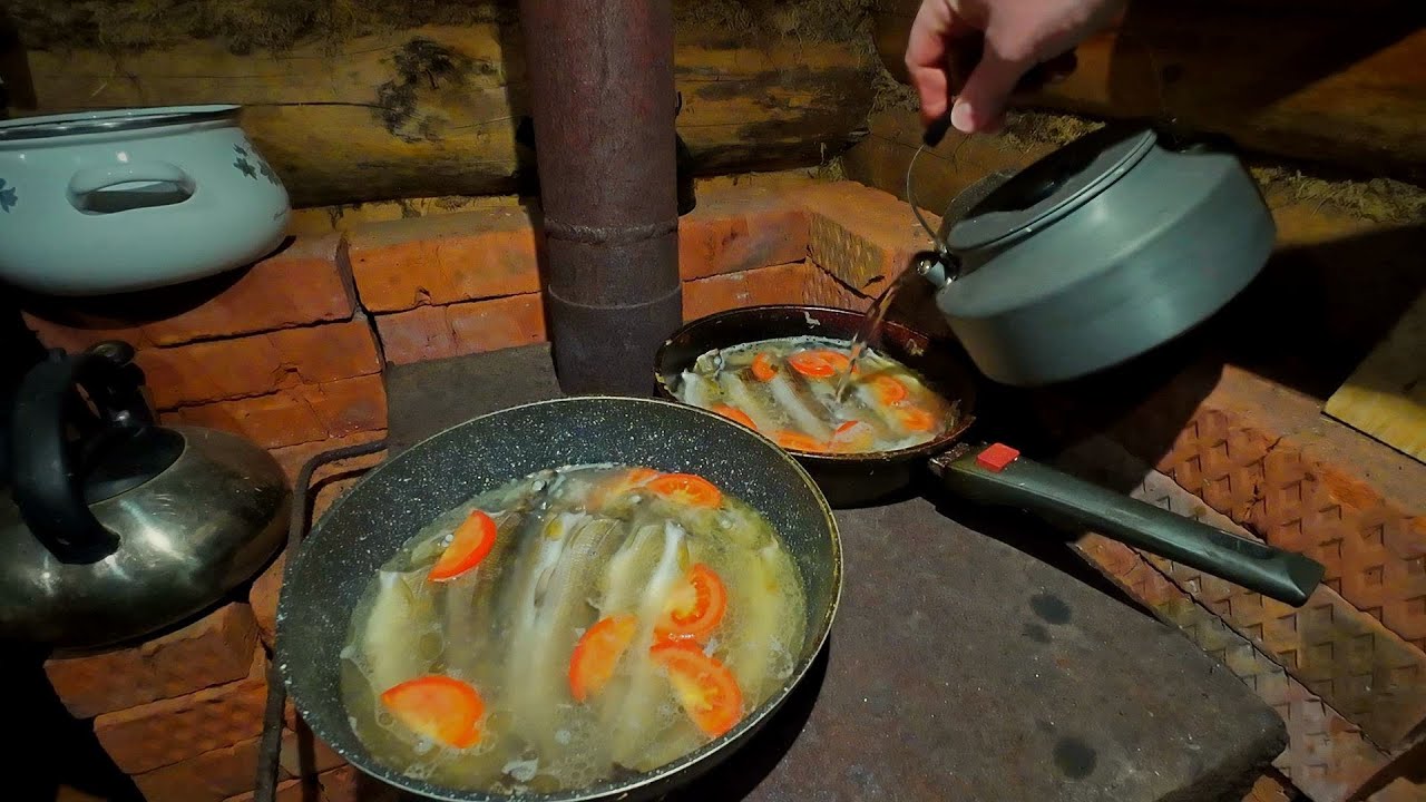 Ушли в таёжную избу. Открыли первый лёд. Ловим хариуса, готовим улов.