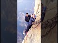 Ref:7mmyfAs-2fA En el camino angosto al lado de la monta�a, casi caigo al abismo, mis piernas temblaban de miedo.
