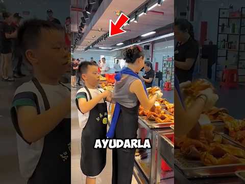 Niño ayuda a