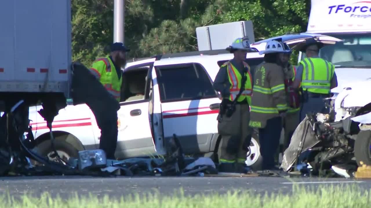 Crash on I-85 blocks all lanes Tuesday morning - YouTube