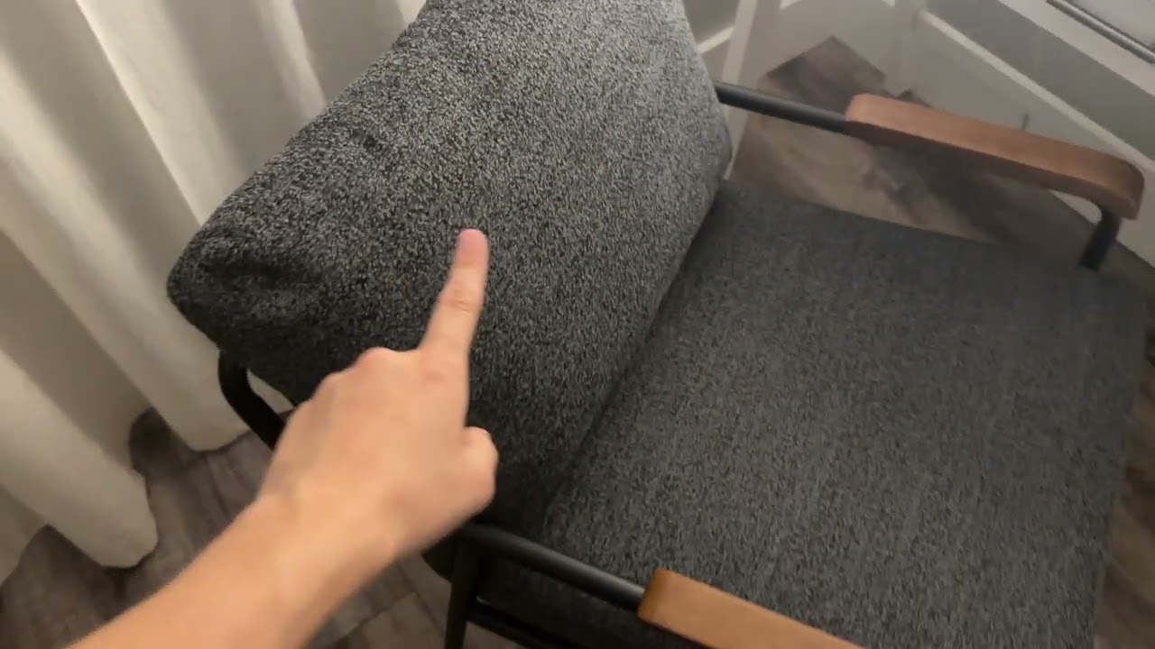 Мягкое кресло середины века с деревянными подлокотниками для небольших помещений