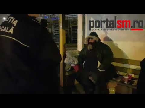 Poliţia, la bărbatul de îşi duce veacul în staţia de autobuz din Satu Mare