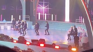 220212 stray kids - call me baby cover fancam (2nd fanmeeting #LoveStay, skz's chocolate factory) Resimi