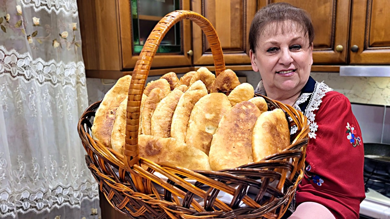 Раньше их покупали на каждом перроне, вокзале, базаре!  Очень вкусные ПИРОЖКИ из теста на воде.