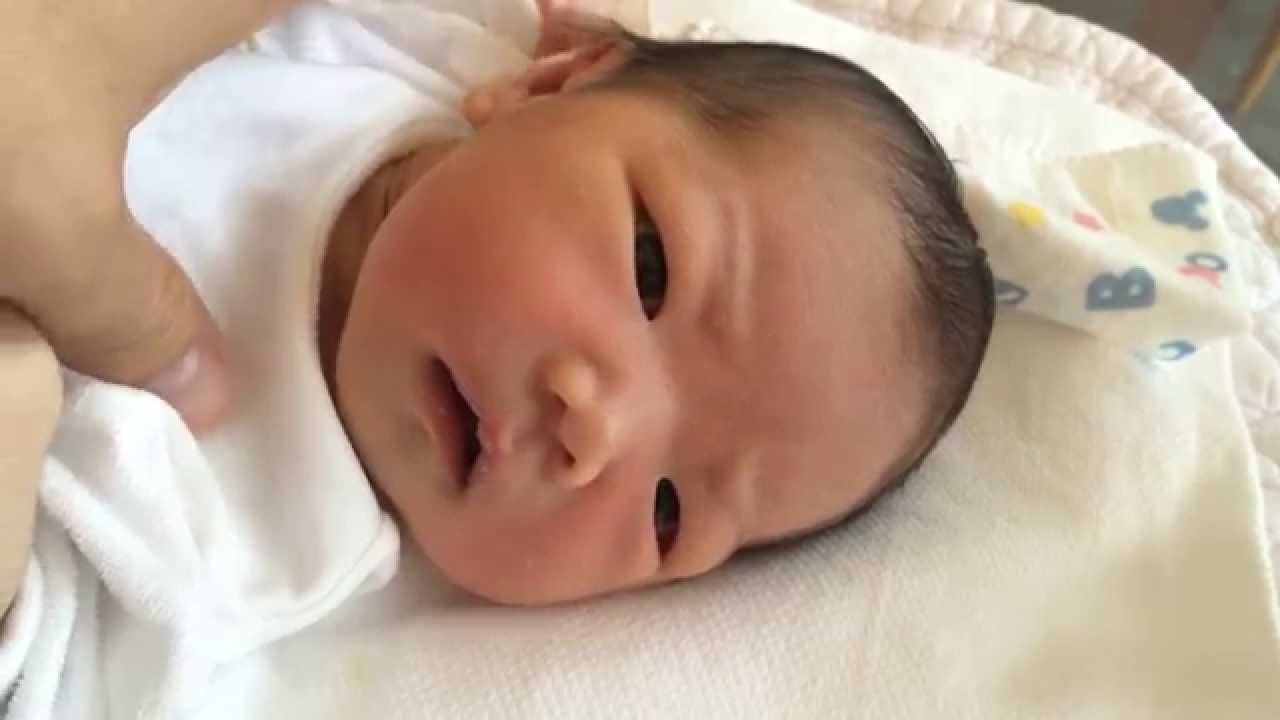 癒し 生後1日の赤ちゃん ほっぺをなでなでしたら泣き止んだ Baby After Birth The 1st Youtube