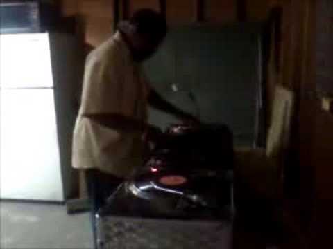 DJ Lofton mixing live (www.lowerlevelr...