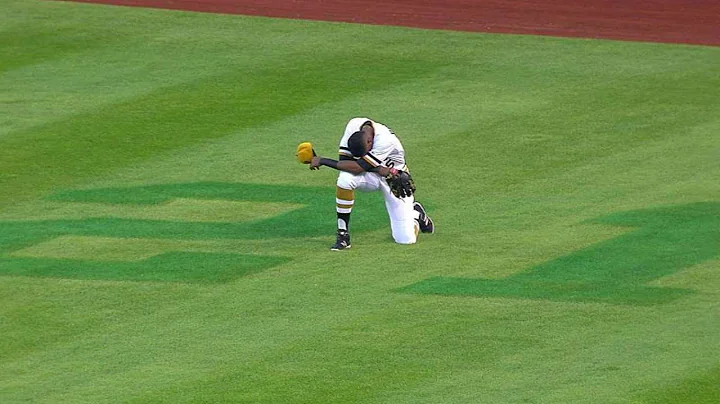 CHC@PIT: Polanco takes knee on Roberto Clemente Day