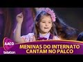 Teleton 2016 - Meninas do internato de Carinha Anjo cantam no palco