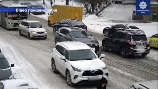 У Києві жінка двічі протаранила одну й ту саму автівку: епічне відео