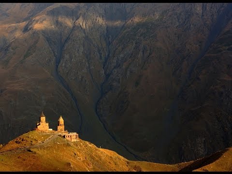 ხედი სასტუმრო \"რუმს ყაზბეგიდან\" /Вид из отеля \"Роомс\" Казбеги