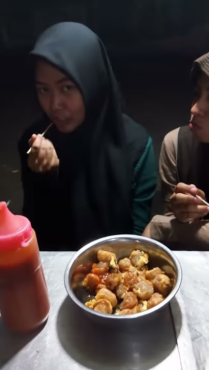 Cewek cantik yang lagi makan pentol telor yang bikin gregetan